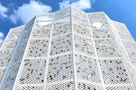 Moderní perforovaná kovová fasáda průmyslové haly s designovým ztvárněním