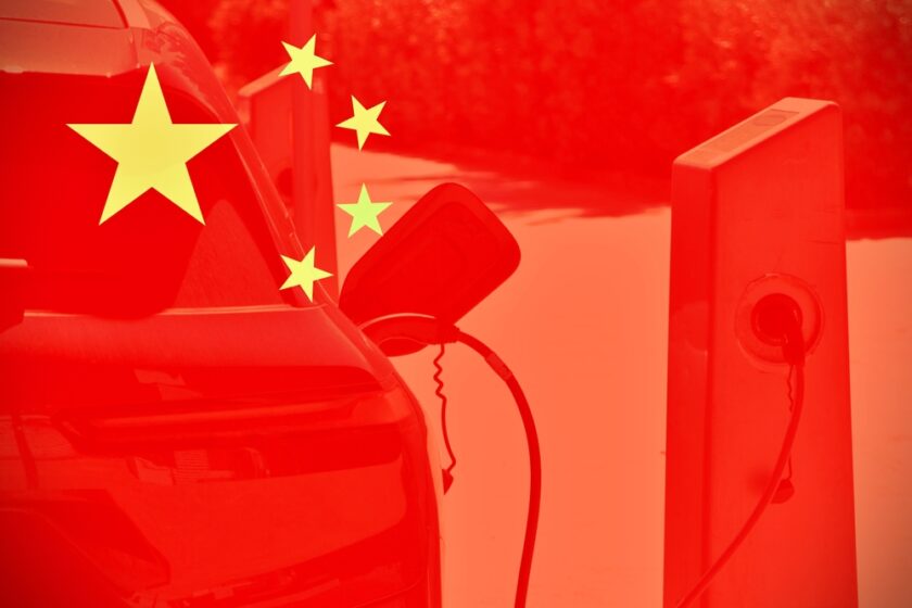 Čínská vlajka s elektromobilem