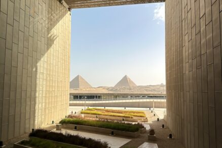 Pyramidy v Gíze evropští dobyvatelé neodvezli, tvoří tak působivý výhled z muzea.