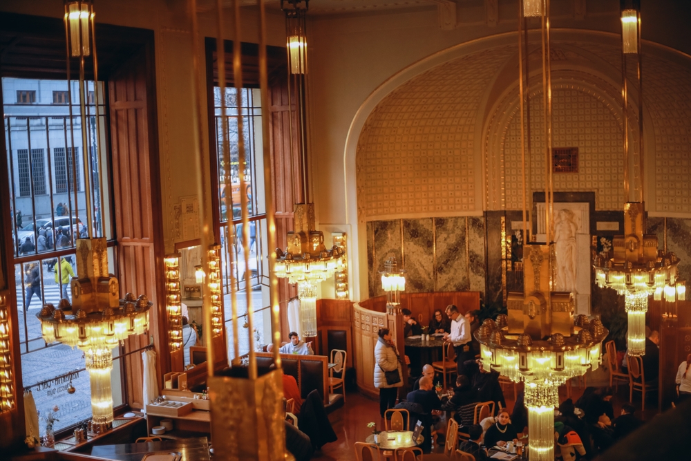 shutterstock 2599487777 Secesní kavárna v srdci pražského Starého Města