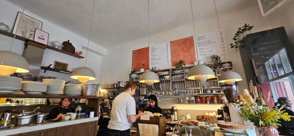 shutterstock 2675636655 Otevřená kuchyň v kavárně Sodó v Bubeneči