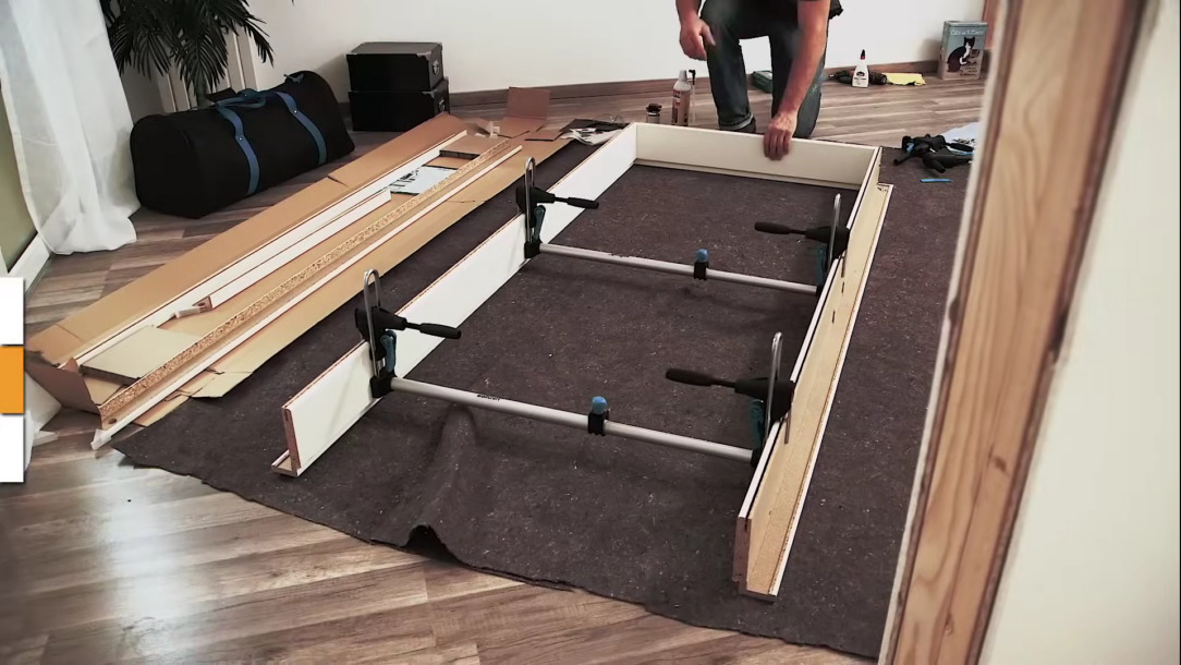 Příprava - Před instalací dveří šetrně odstraníme z okolí otvoru všechny lišty a prahy, které by mohly montáží bránit. Abychom zabránili poškrábání podlahy, rozložíme na podlahu ochranou textilii. Rám dveří zajistíme rozpěrami, aby při manipulaci držel tvar.