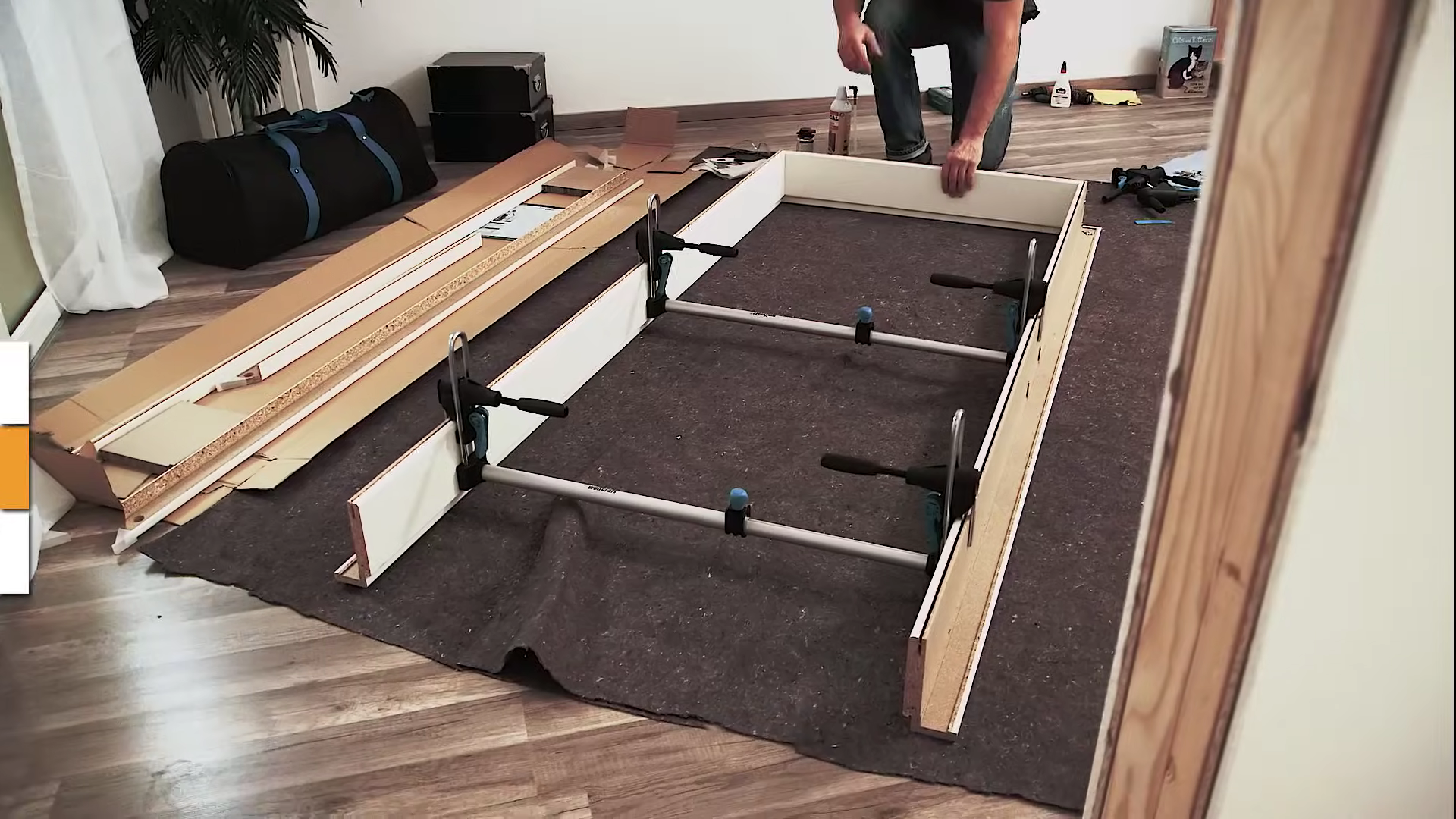 Příprava - Před instalací dveří šetrně odstraníme z okolí otvoru všechny lišty a prahy, které by mohly montáží bránit. Abychom zabránili poškrábání podlahy, rozložíme na podlahu ochranou textilii. Rám dveří zajistíme rozpěrami, aby při manipulaci držel tvar.