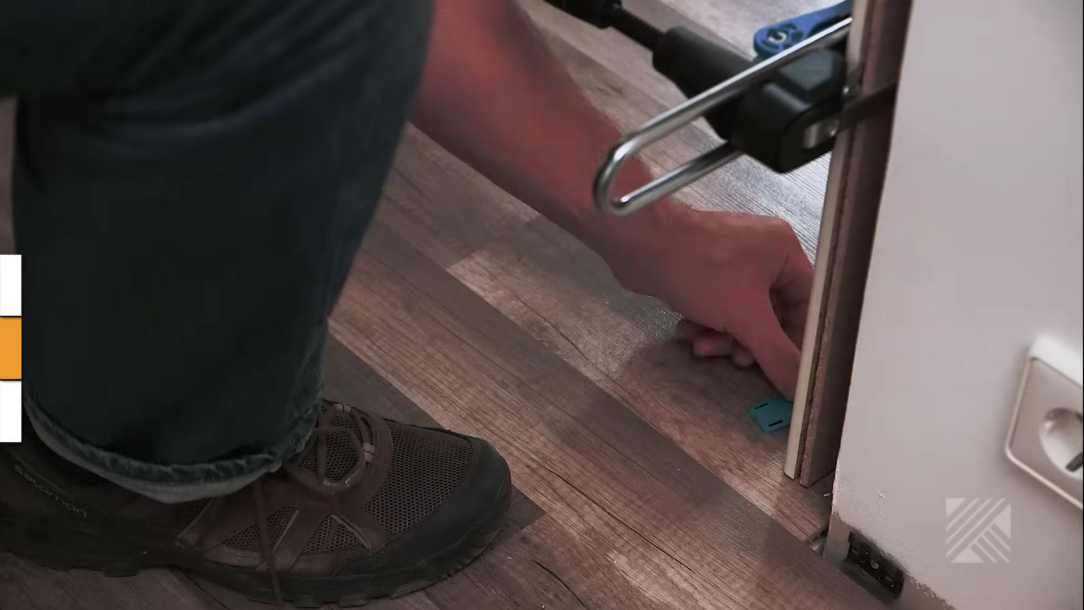 Osazení do otvoru -Rám umístíme do otvoru a zajistíme 3mm mezeru nad podlahou.