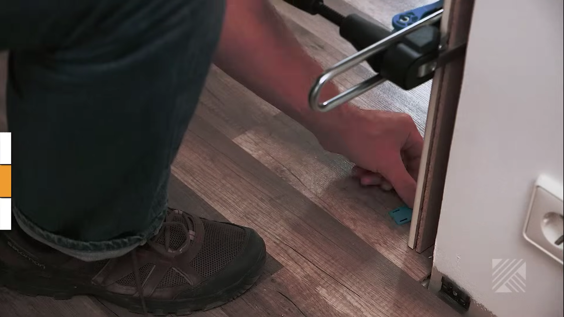 Osazení do otvoru -Rám umístíme do otvoru a zajistíme 3mm mezeru nad podlahou.