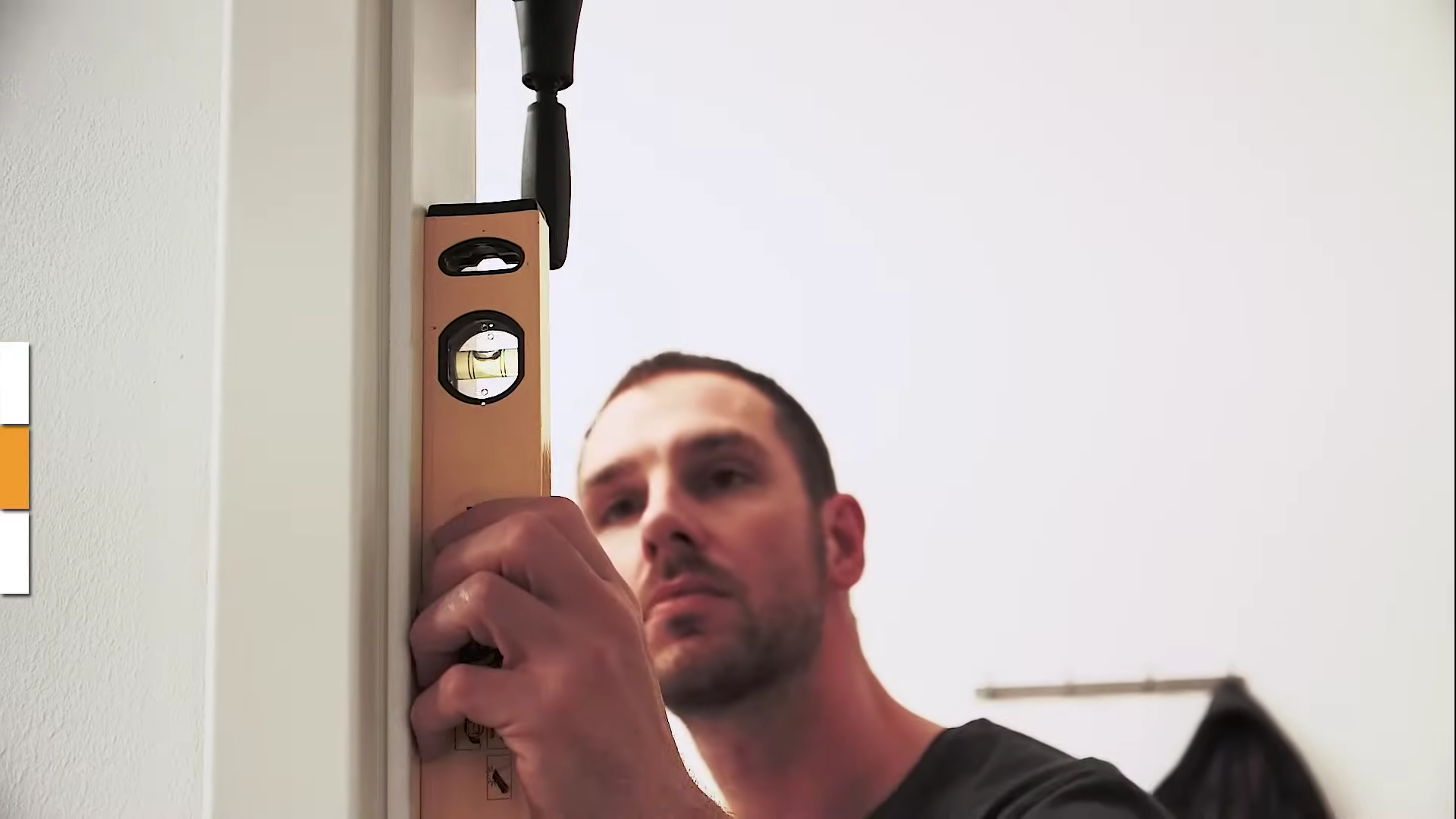 Kontrola rovinnosti - Rám připevníme pomocí vyrovnávacích příchytek a zkontrolujeme jeho svislost.