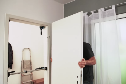 Kontrola křídla - Zavěsíme dveřní křídlo, abychom ověřili plynulost otevírání a zavírání dveří.