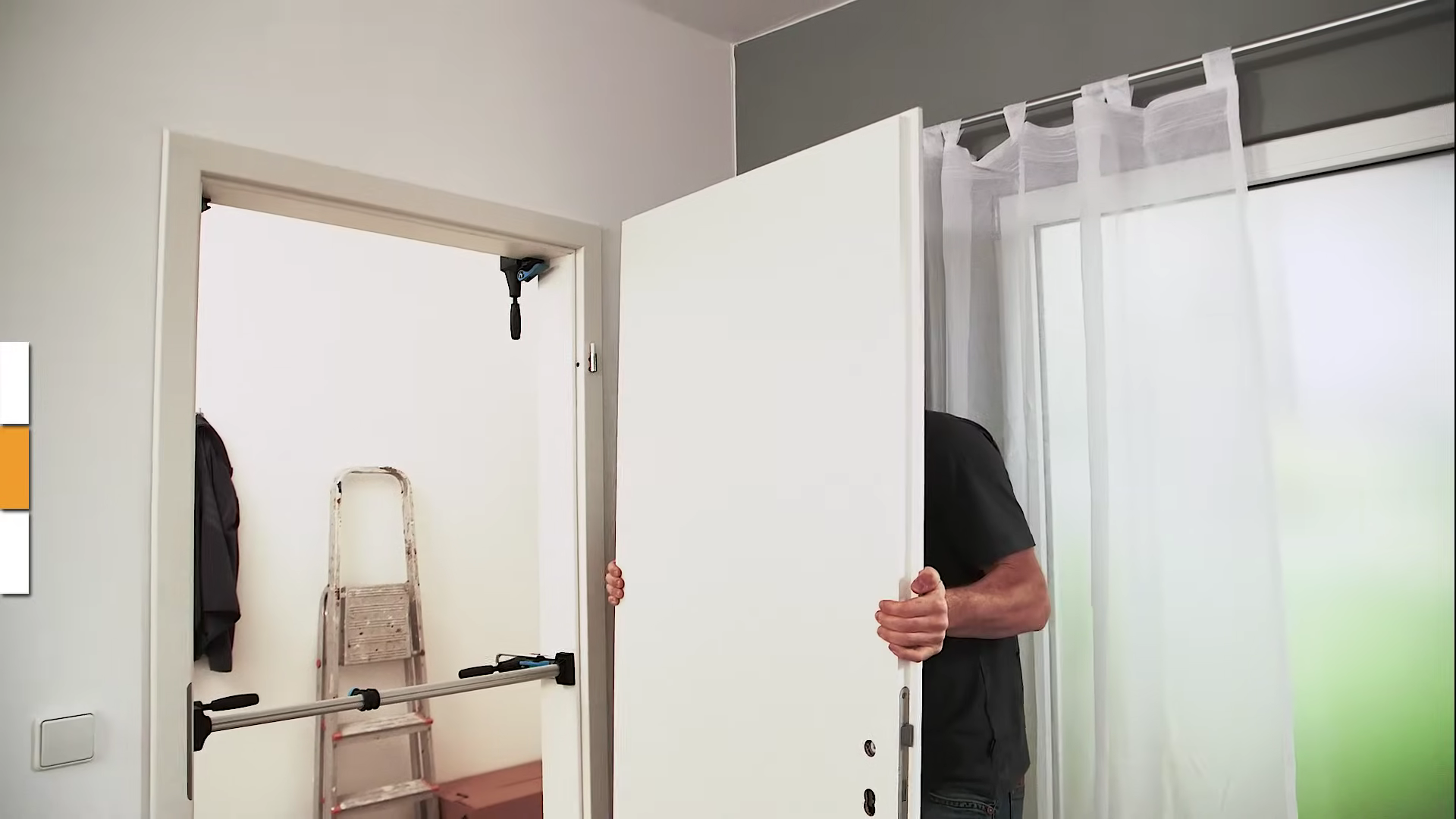 Kontrola křídla - Zavěsíme dveřní křídlo, abychom ověřili plynulost otevírání a zavírání dveří.