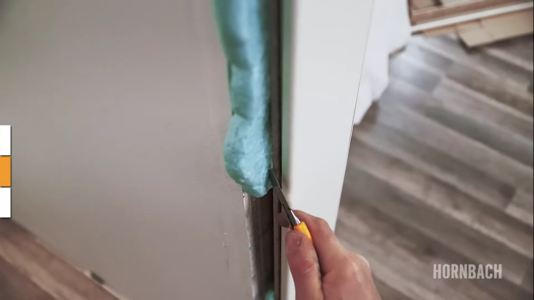 Začištění - Přebytečnou pěnu odřízneme odlamovacím nožem.