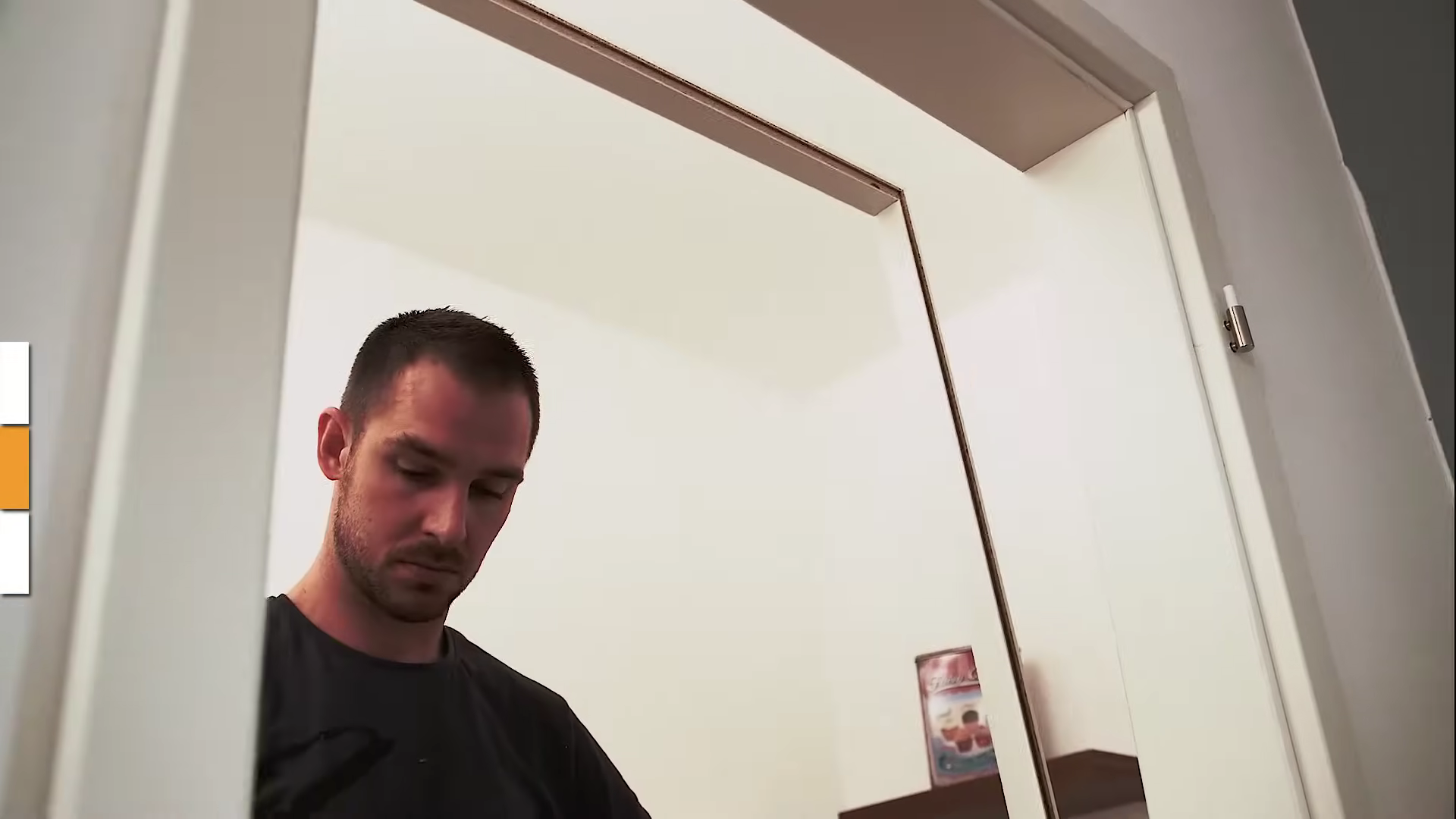 Zakončení zárubně - Po vytvrzení a začištění pěny naneseme z nezakončené strany rámu lepidlo a osadíme druhou část zárubně...