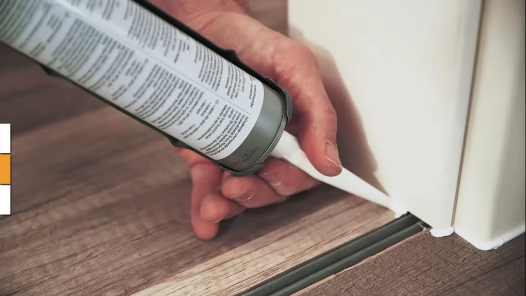 Zatmelení - Mezeru mezi podlahou a rámem zatmelíme silikonem. Silikonem vyplníme i mezeru mezi nově osazenými zárubněmi a zdí, samozřejmě z obou stran.