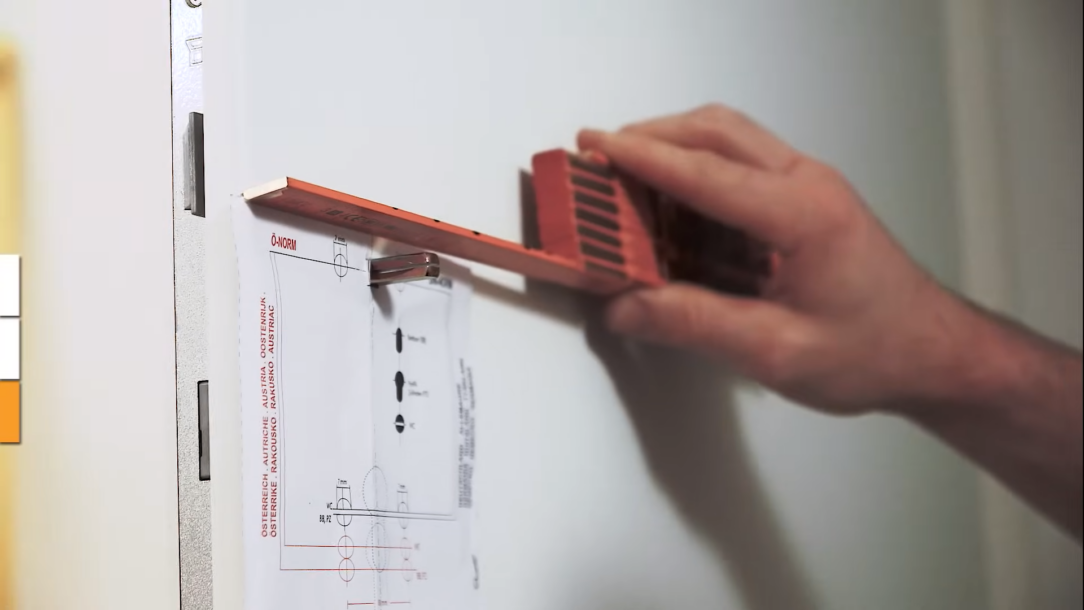 Dokončovací práce - Finálně nasadíme křídlo dveří a přiděláme zámek a kliku.