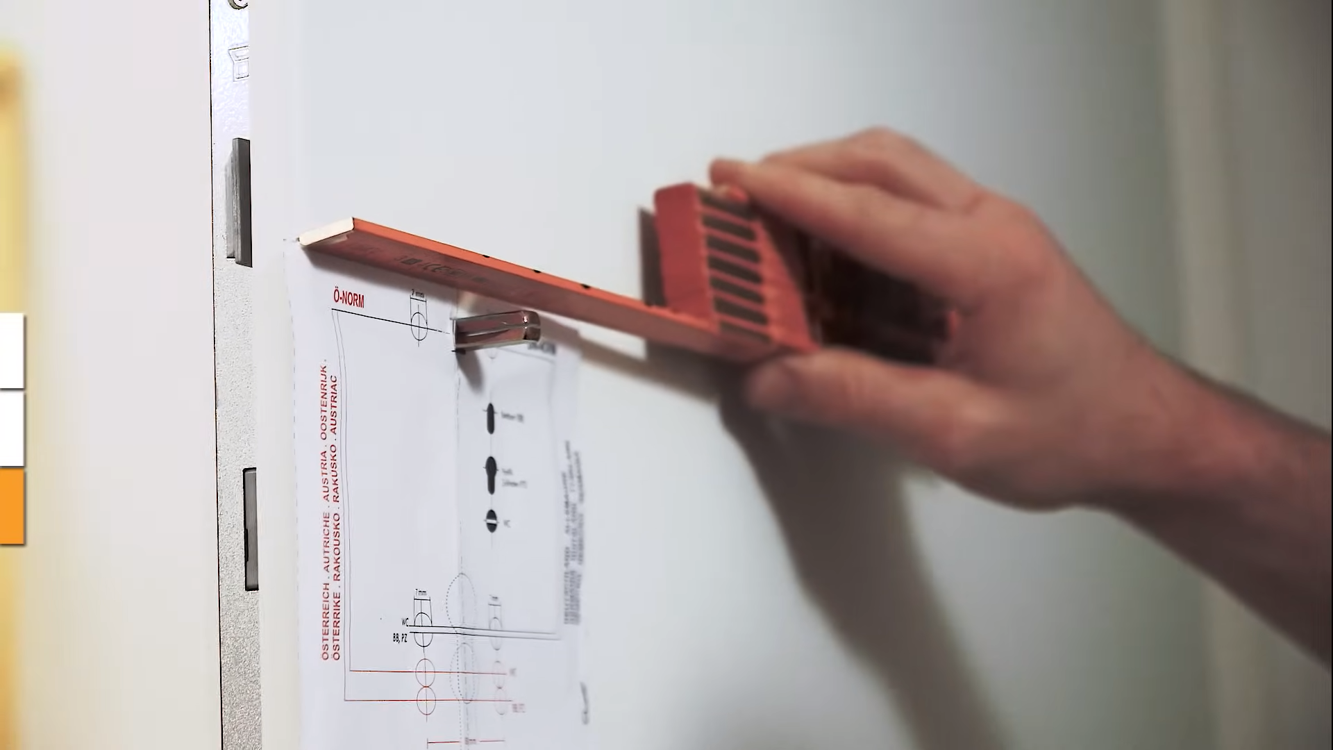 Dokončovací práce - Finálně nasadíme křídlo dveří a přiděláme zámek a kliku.