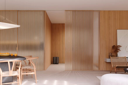 Minimalistické interiérové dveře ve skryté zárubni s dřevěným lamelovým obkladem