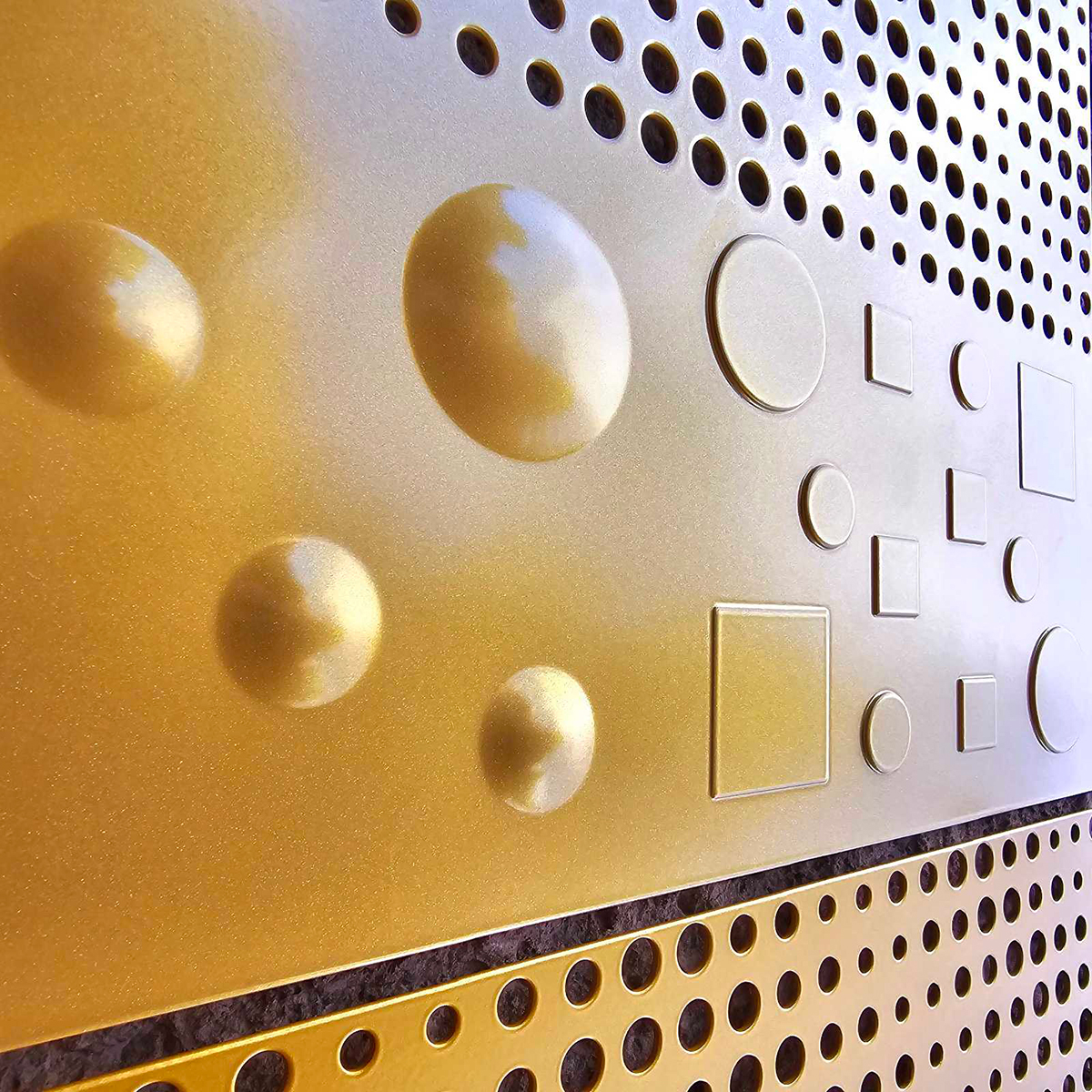 Perforovaný plech AVG METAL se zlatou povrchovou úpravou a plastickými prvky pro designovou fasádu.