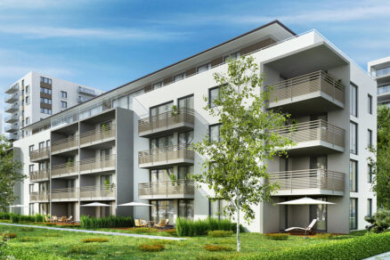 Současný bytový dům s balkony a zelenou plochou před objektem