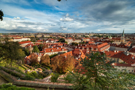 Panorama Prahy s historickou zástavbou a rezidenčními domy