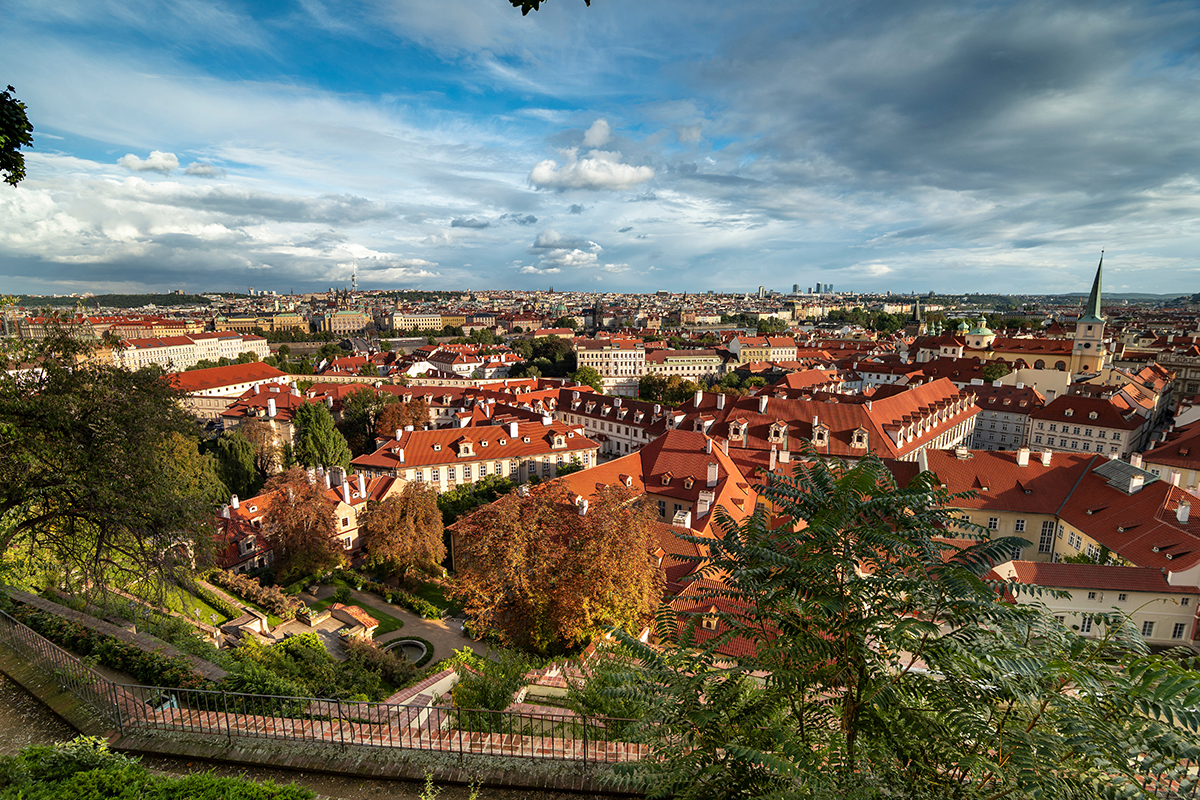 Panorama Prahy s historickou zástavbou a rezidenčními domy