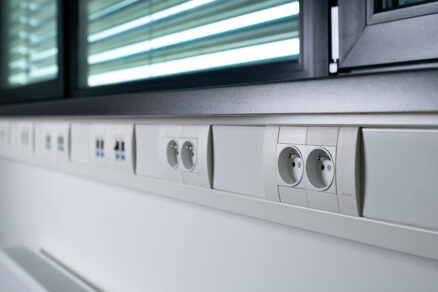 Parapetní elektroinstalační kanály Hager se zásuvkami v administrativních prostorách