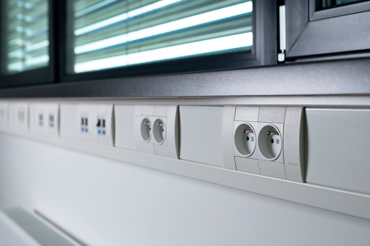 Parapetní elektroinstalační kanály Hager se zásuvkami v administrativních prostorách