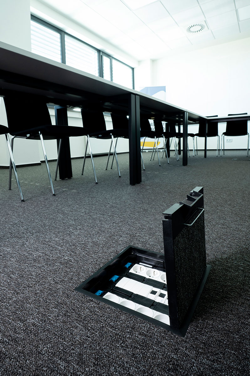 Podlahová krabice Hager pro distribuci elektrické energie v kancelářských prostorách