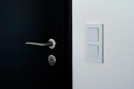 Designový vypínač Hager v provedení lumina intense v administrativní budově