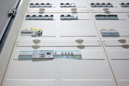 Detail modulárních jističů a řídicích prvků Hager v rozvaděči elektroinstalace