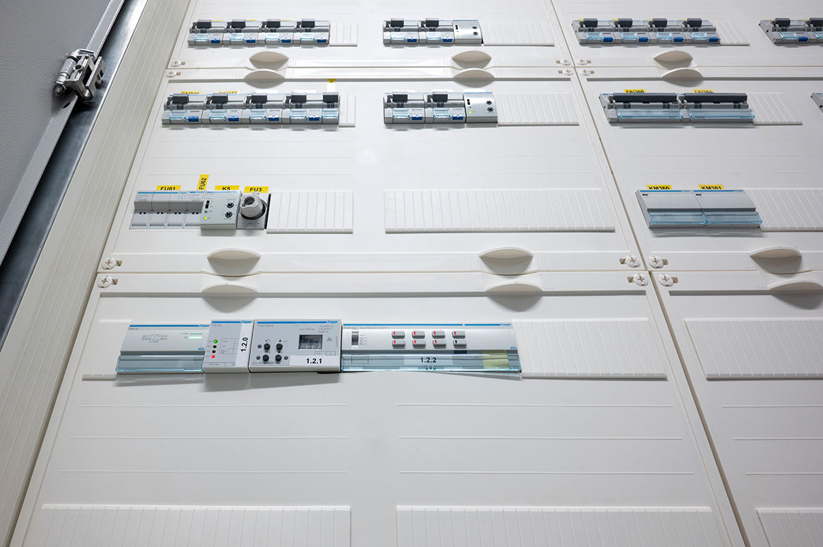 Detail modulárních jističů a řídicích prvků Hager v rozvaděči elektroinstalace