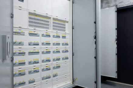 Hlavní rozvaděče elektroinstalace Hager v administrativní budově testovacího polygonu BMW