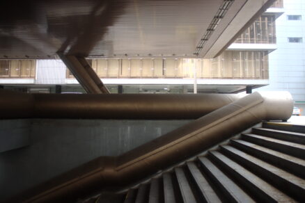 Jedno z propojovacích schodišť