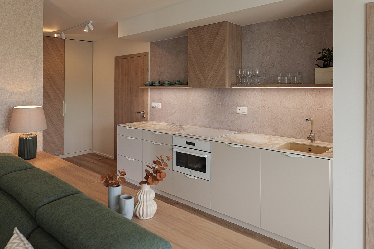 Rocko Tiles jako zádová stěna kuchyňské linky – dekor R160 Skali 