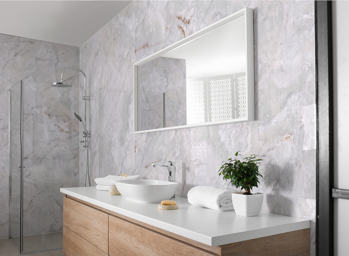 Koupelna s mramorovými designovými panely na stěnu a minimalistickým vybavením