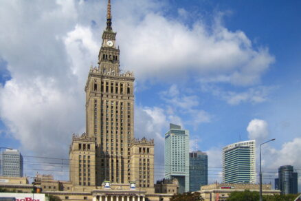 Varšavský Palác kultury v obklíčení moderní výstavby