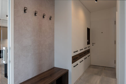 Použití Rocko Tiles ve vstupní chodbě pod věšáky na kabáty – dekor R160 Skali