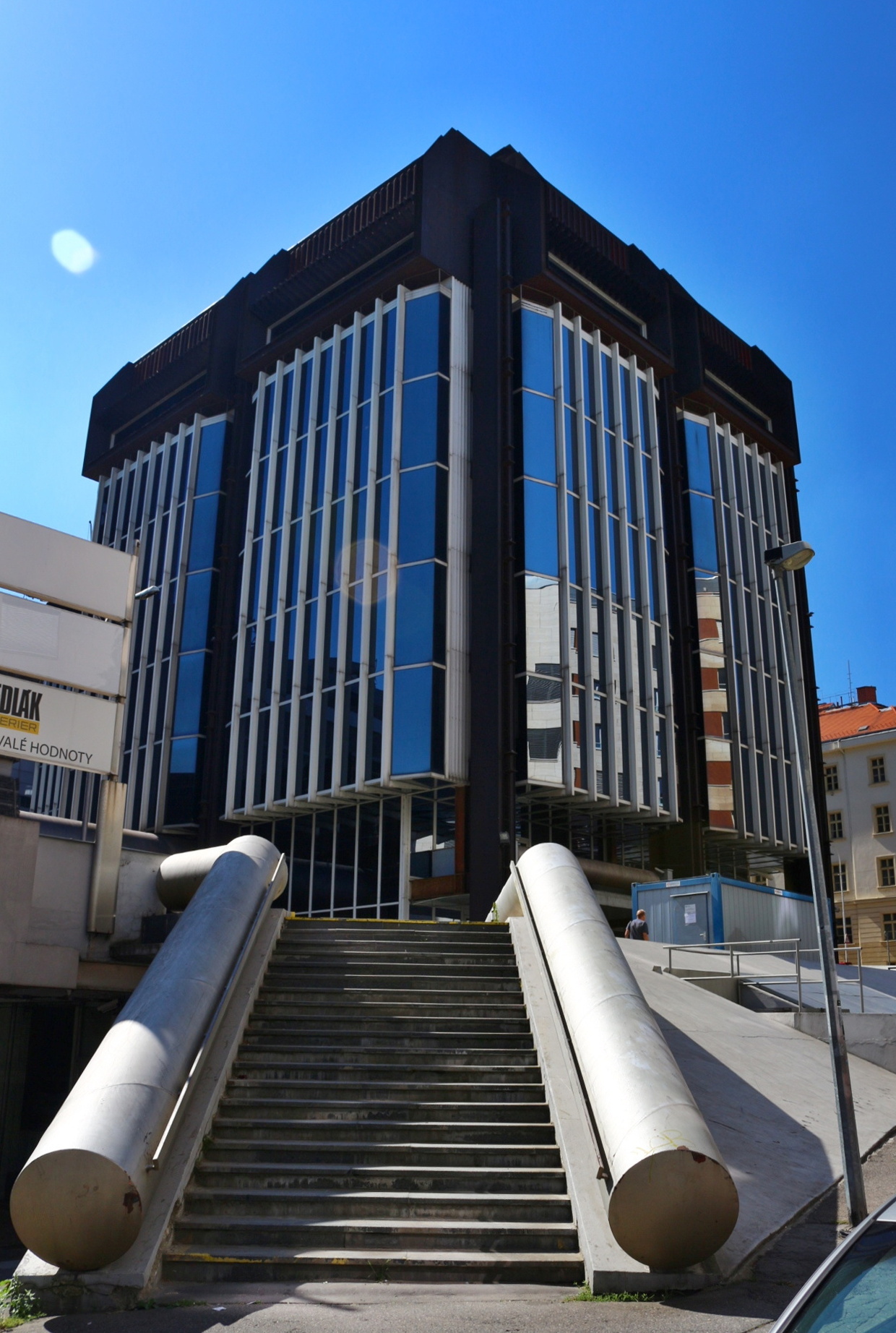 Zabradli u jedne z budopv, odkazujici svymi tvary na plynarenske potrubi Zábradlí u jedné z budov, odkazující svými tvary na plynárenské potrubí