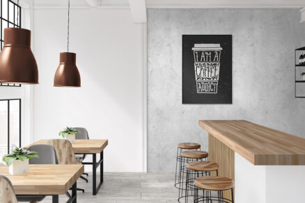 Moderní interiér kavárny s designovými panely na stěnu v betonovém dekoru