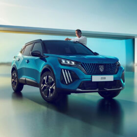 Peugeot 2008 SUV s charakteristickými LED světly ve tvaru lvích drápů