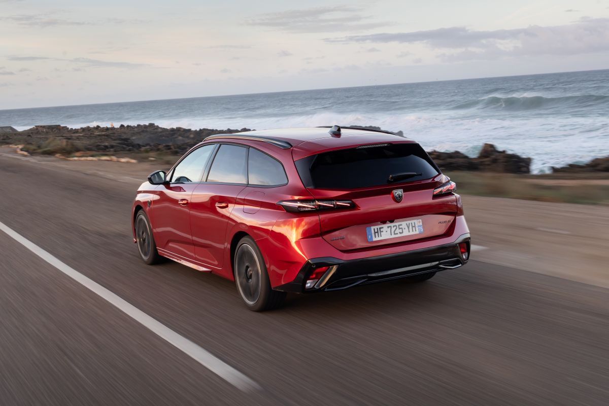 Peugeot 308 SW v červené barvě při jízdě po pobřežní silnici