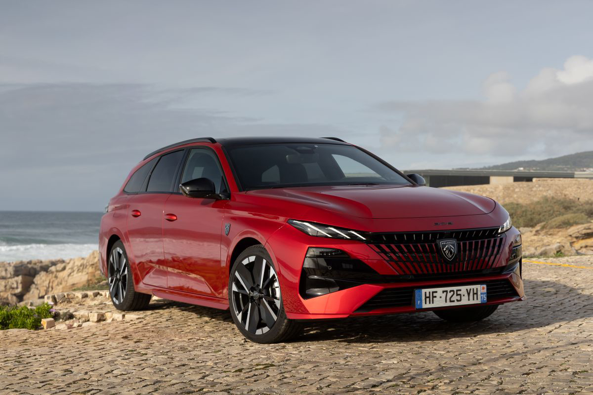 Peugeot 308 SW s výraznou přední maskou a LED světlomety