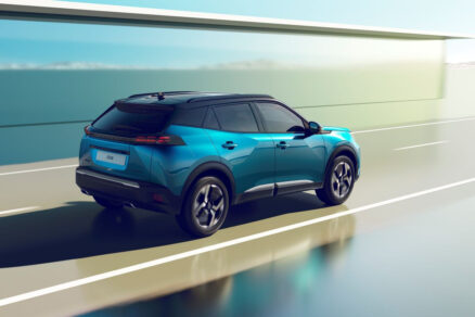 Peugeot 2008 SUV při jízdě s dynamickým designem karoserie