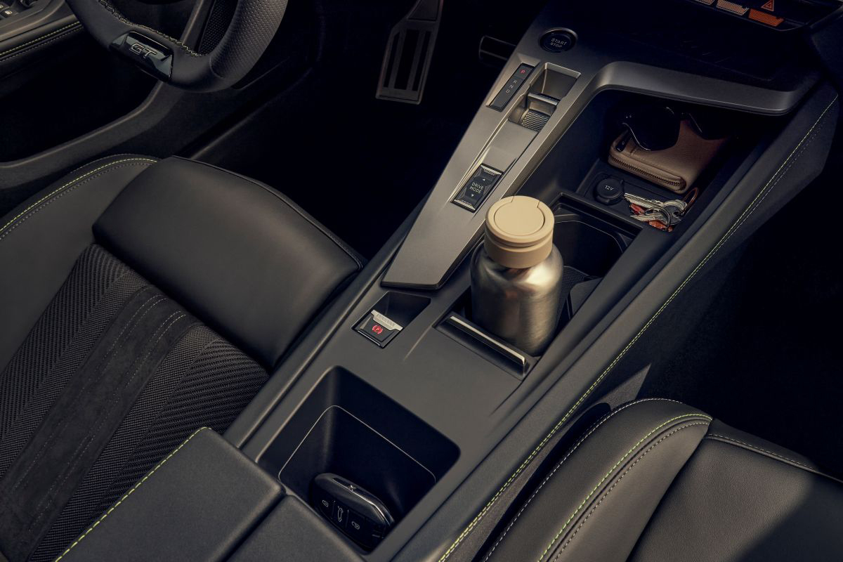 Peugeot 308 SW zaparkovaný před barevnými domy v evropském městě