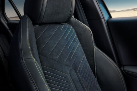 Detail sportovního sedadla Peugeot 2008 s kontrastním prošíváním