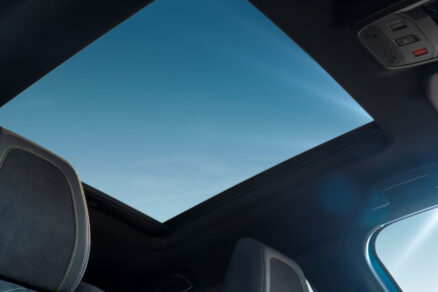 Panoramatická střecha Peugeot 2008 prosvětlující interiér SUV