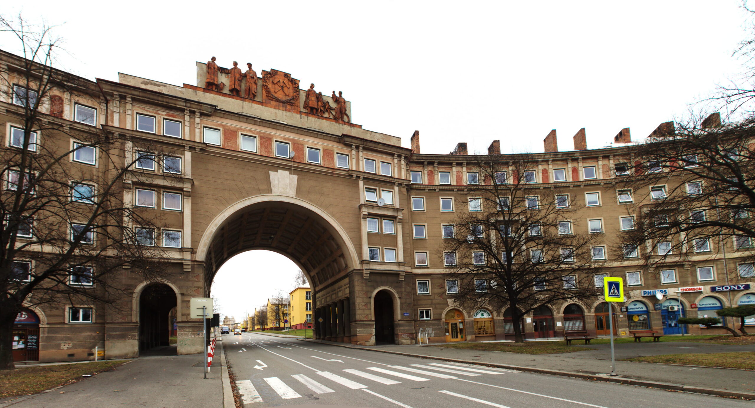 Vítězný oblouk socialistického realismu v Ostravě-Porubě