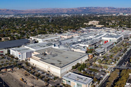 Letecký panoramatický výhled na nákupní centrum Westfield Valley Fair a okolní rezidenční čtvrť - San Jose, Kalifornie, USA