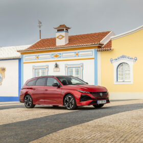 Peugeot 308 SW zaparkovaný před barevnými domy v evropském městě