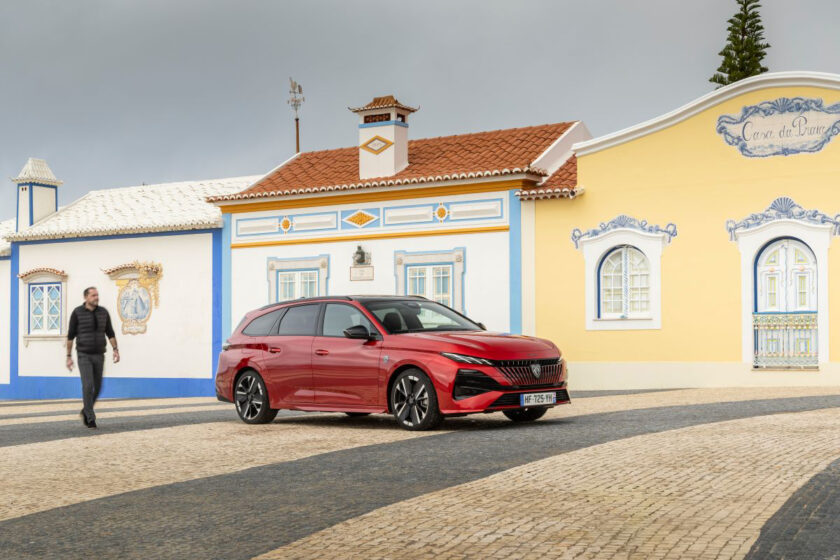 Peugeot 308 SW zaparkovaný před barevnými domy v evropském městě