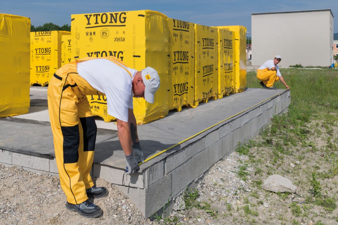 Příprava podkladu - Po bezvadném provedení hydroizolace vyměříme přesné rozměry půdorysu a polohu budoucích obvodových stěn podle projektu. Před začátkem zdění provedeme kontrolu rovinnosti základové nebo podkladní desky, která musí splňovat výškovou toleranci max. ±25 mm.