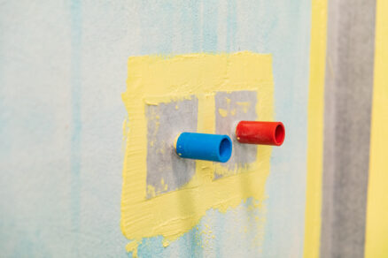 Hydroizolační utěsnění prostupů vodovodního potrubí ve stěně koupelny