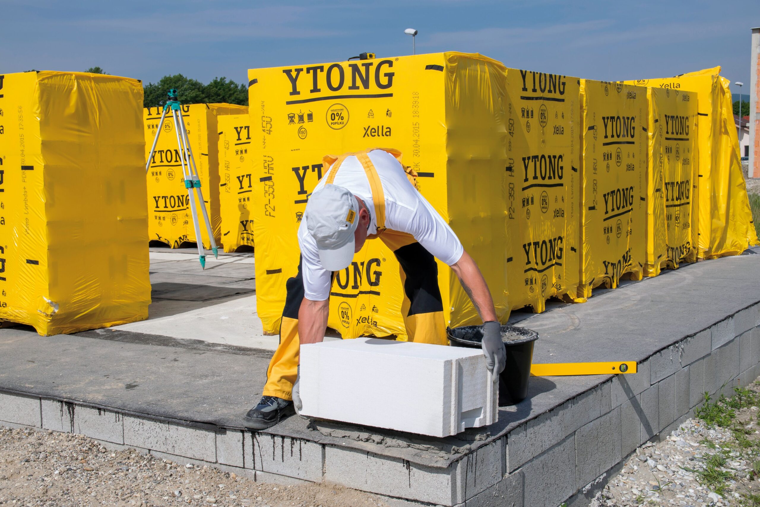 Správné uložení první tvárnice - 
Jako první ukládáme tvárnici v nejvyšším rohu základové desky, pery k vnějšímu líci. Tvárnici osadíme na Ytong zakládací maltu tepelněizolační v celé ploše tvárnice v tloušťce min. 10 mm. Správná konzistence malty je taková, že se malta po rozprostření neroztéká a po usazení tvárnice můžeme korigovat vodorovnost v obou směrech.
